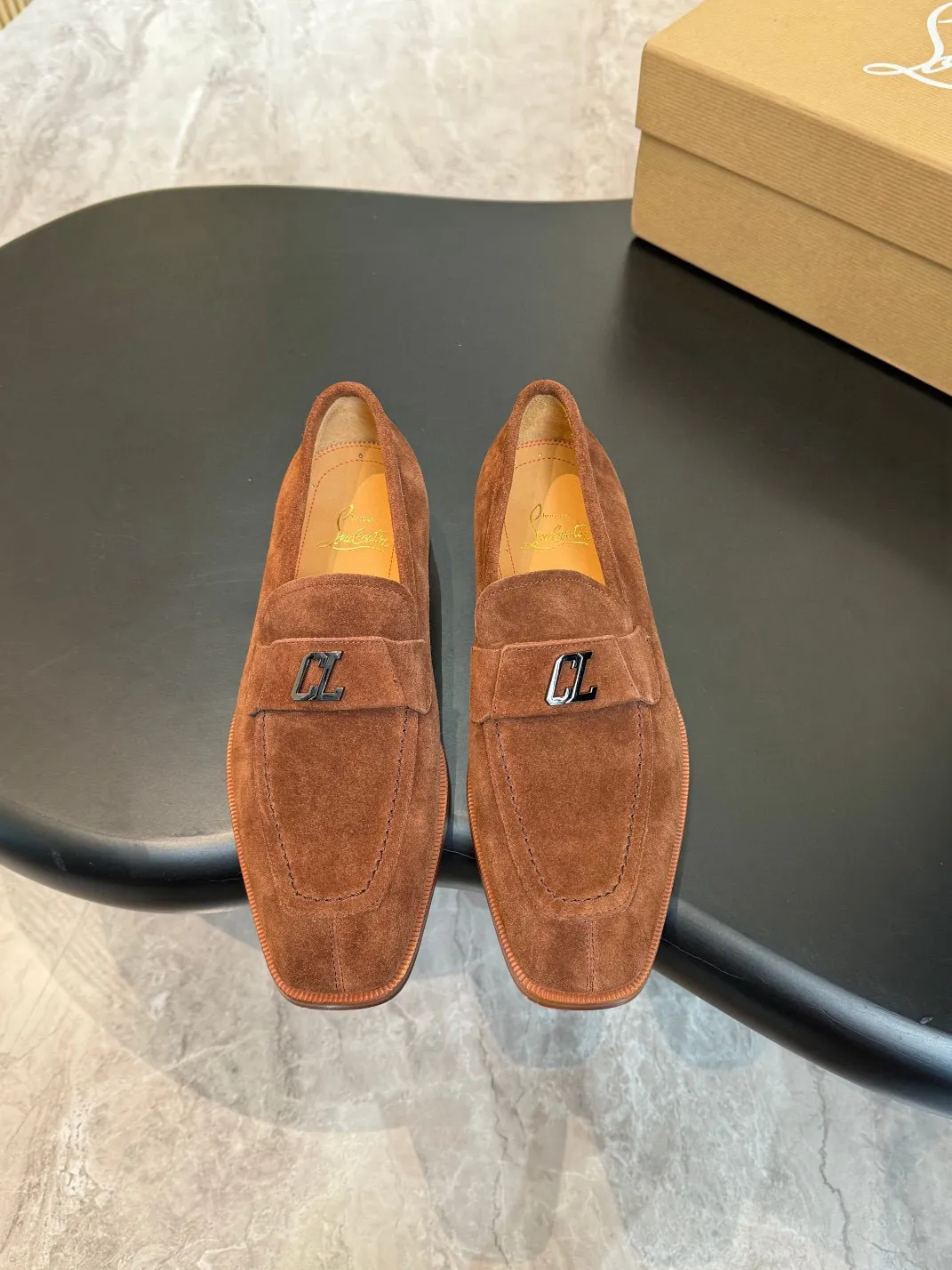 💰960 Christia*.Loubouti*🆑High-end men’s business formal leather shoes｜Classic red-soled shoes｜Original imported first-layer cowhide｜Iconic rivet decoration｜Water-dyed cowhide lining｜Italian imported red cowhide outsole｜High-end luxury｜Perfect interpretation of fashion, sunshine, style, suitable for various occasions Size: 39-44 (customized at 38.45.46)✅